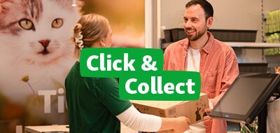 Freundliche Übergabe eines Pakets am Click & Collect-Schalter in einem Tierfachgeschäft mit Katzenbild im Hintergrund