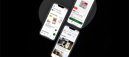 Trois smartphones affichant différents écrans d'une application mobile avec profils utilisateurs, listes de produits et contenus multimédias, design moderne avec accent vert.