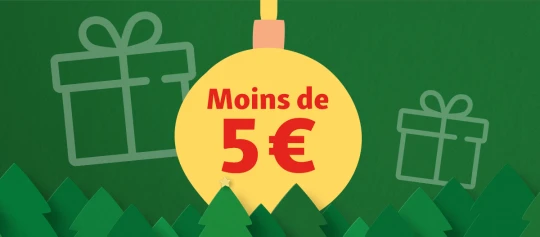 Offre de Noël moins de 5 € sur une boule jaune avec sapins verts et cadeaux en arrière-plan