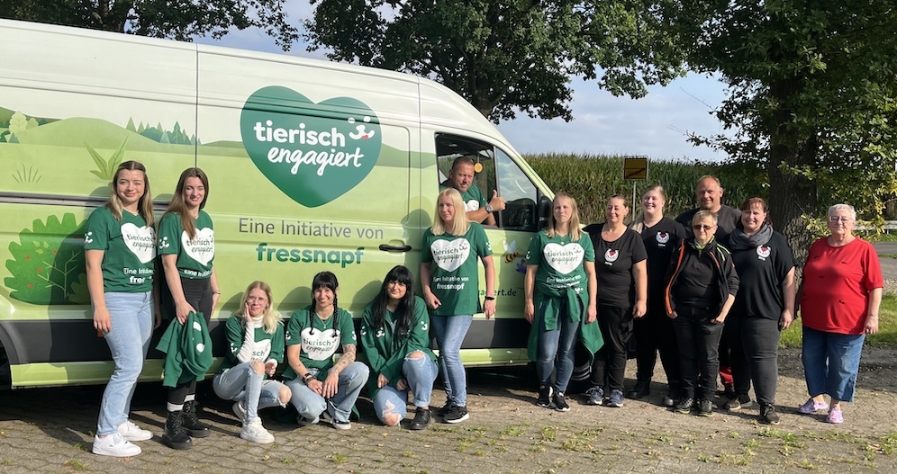 Gruppe von Menschen vor einem grünen Fressnapf-Van mit dem 