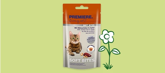 Friandises pour chats PREMIERE Soft Bites au foie de poulet et pomme, emballage avec image d'un chat tigré couché