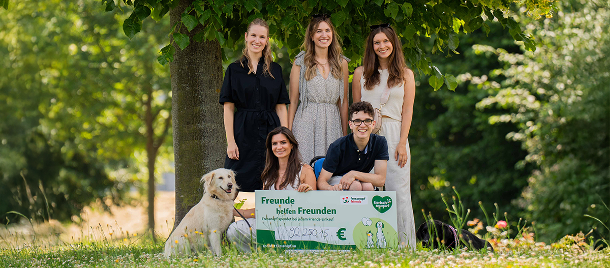 DE_KW24_Friends Spende_Onlinebilder_LW_Onsite Sonderformat 1200 x 527 01 übergabe