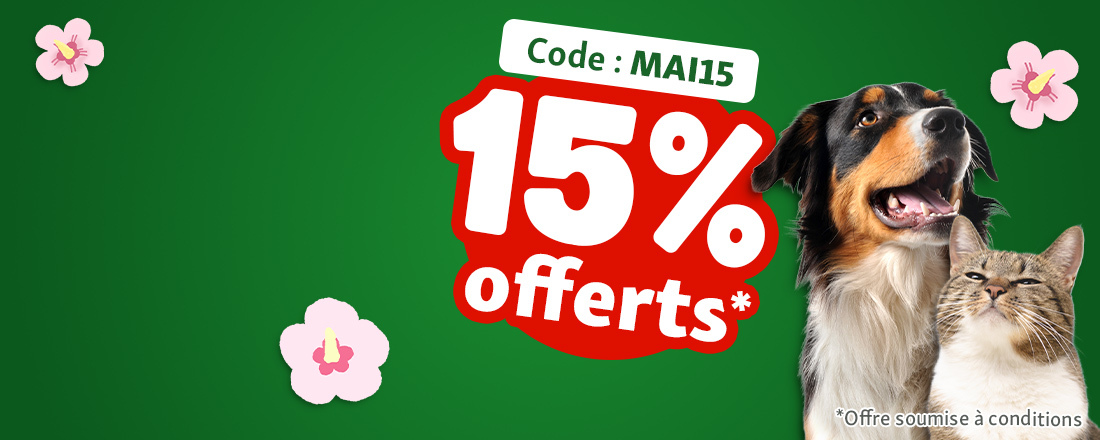 Bannière pour offre exclusive web, avec code promo: MAI15, un chien et un chat sur fond vert avec fleures roses