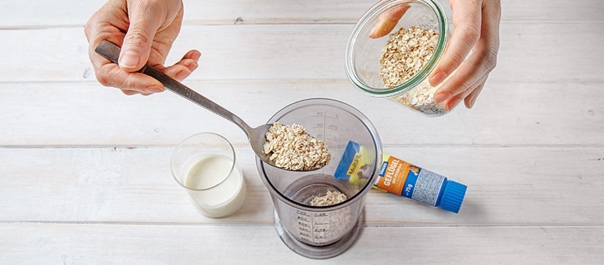 Ratgeber-Hund-DIY-Hunde-Rezept-Füllung-fue-Schleckmatte-Schritt-1_1200x527 Haferflocken werden in einen Mixbehälter gegeben.