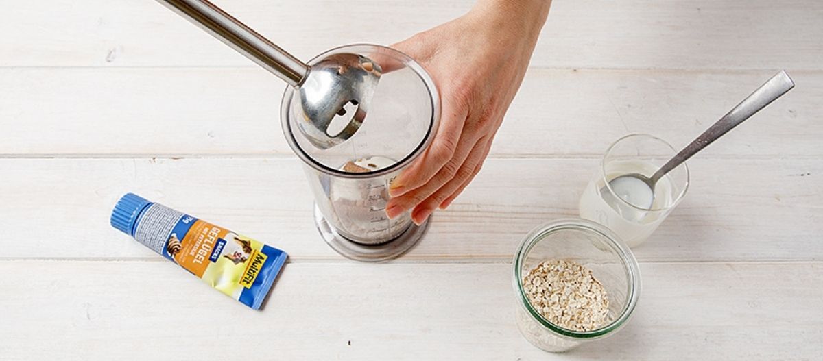 Ratgeber-Hund-DIY-Hunde-Rezept-Füllung-fue-Schleckmatte-Schritt-2_1200x527 Zutaten für eine Schleckmatten-Creme werden mit einem Mixer püriert.
