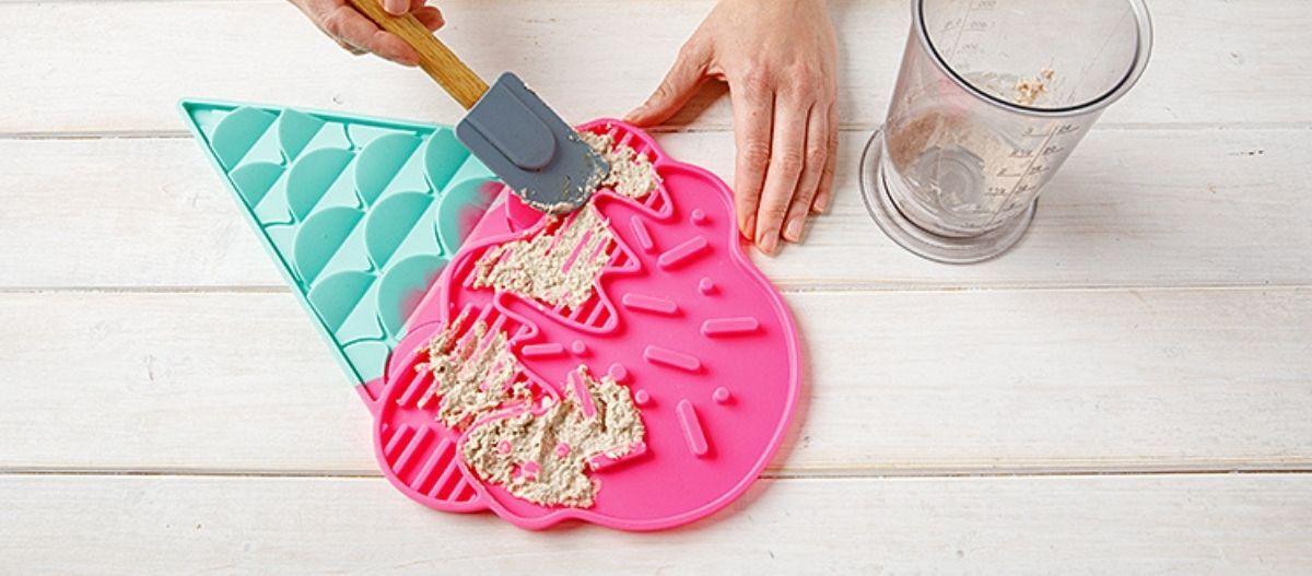 Ratgeber-Hund-DIY-Hunde-Rezept-Füllung-fue-Schleckmatte-Schritt-3_1200x527 Eine Schleckmatte wird mit einer Paste beschmiert.