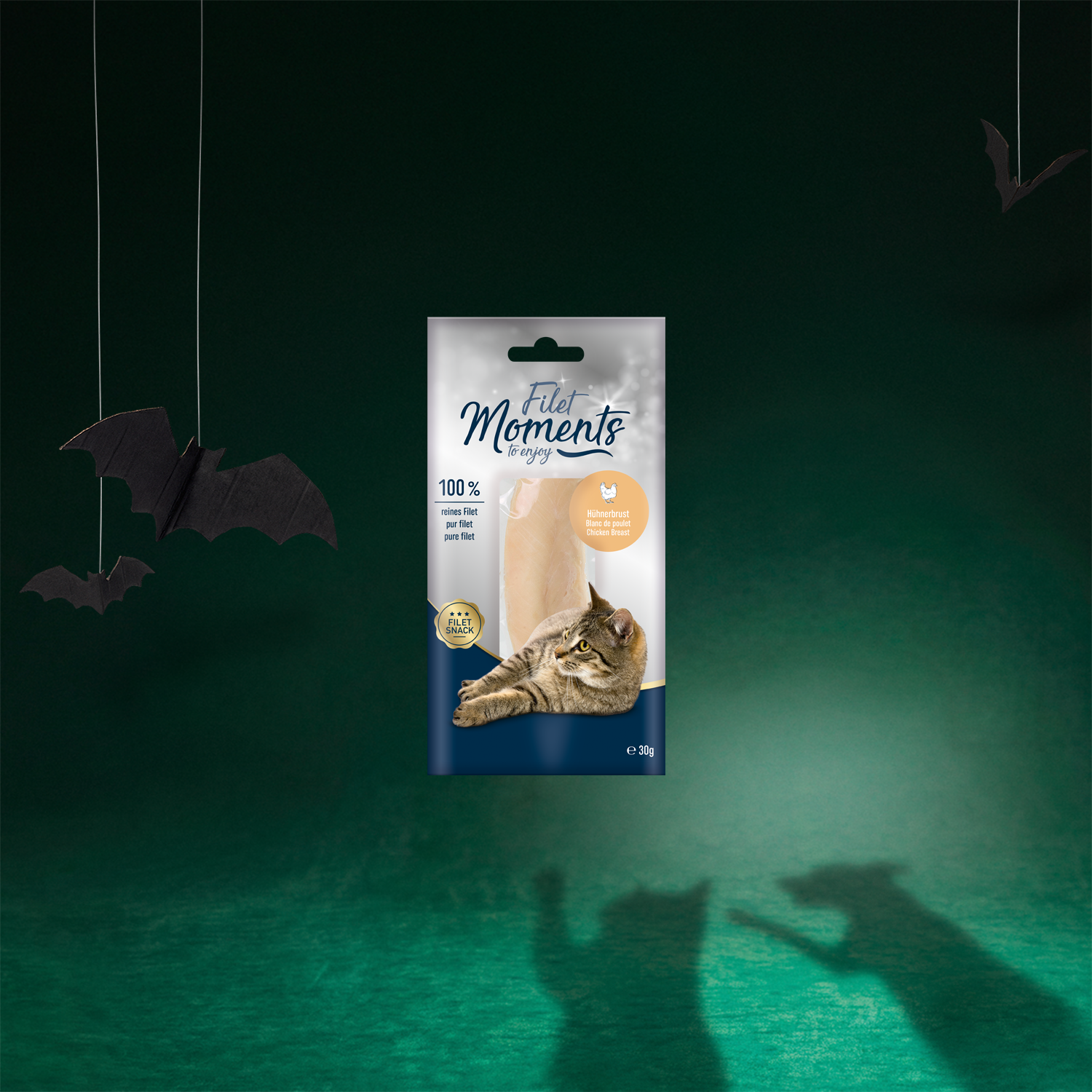 La photo montre une friandise pour chat Filet de poulet 30 g de la marque Moments.