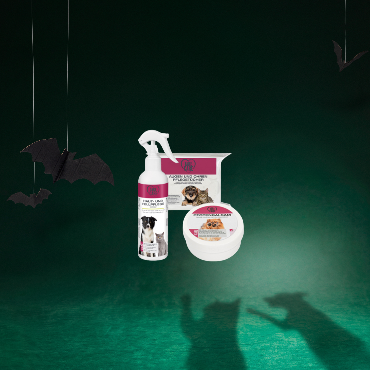 L'image représente rois produits de soin de la marque TAKE CARE. Un paquet de lingettes pour les yeux et les oreilles, un spray de soin pour la peau et du pelage et une boîte de baume pour les pattes.