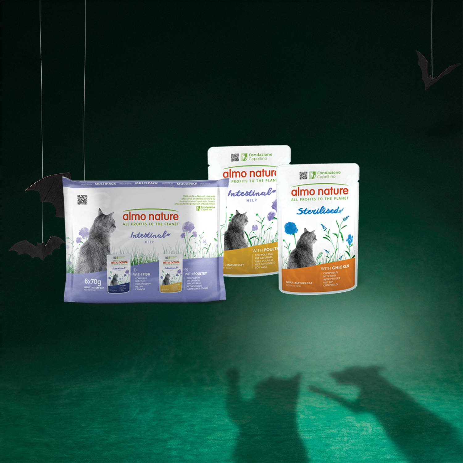La photo représente un lot de 6 x 70 g de nourriture humide pour chats de la gamme Holi Dig « Poisson et volaille », ainsi que deux sachets de 70 g des variétés « Adult Sterilised Poulet » et « Adult Digestion Volaille » de la marque Almo Nature.