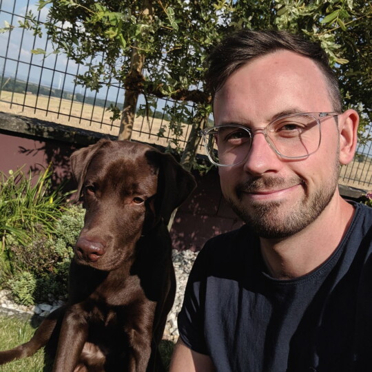 Fressnapf Autor Tobias Züll mit seinem Hund.