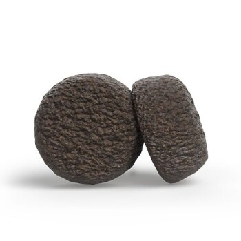 Zwei Stücke runde, strukturierte dunkelbraune Trockenfutter-Kroketten auf weißem Hintergrund.