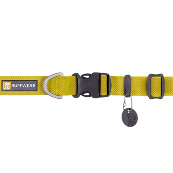 Gelbes Hundehalsband mit einer Metallschnalle und D-Ring, ausgestattet mit einem "RUFFWEAR"-Logo-Patch und einem Anhänger mit einer Hundedarstellung.