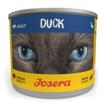 Eine Dose Katzenfutter mit einer Nahaufnahme der blauen Augen einer Katze, beschriftet mit 'ENTE' und 'ERWACHSEN', mit der Marke 'Josera' und dem Text 'GETREIDEFREI.'