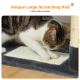 Eine Katze mit gestreiftem und weißem Fell kratzt an einer großen, natürlichen Sisal-Kratzmatte, umgeben von einem weichen grauen Rand.