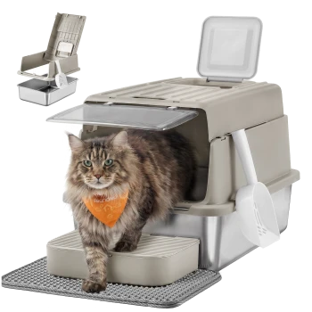 Langhaarige braun-getigerte Katze mit orangefarbener Bandana mit der Aufschrift 'Feandrea', die eine beige überdachte Katzenstreu-Box mit Edelstahlsockel, Schaufel und Matte verlässt