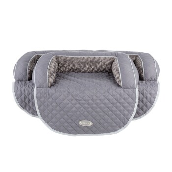 Grau gestepptes Haustierbett mit plüschigem Innenraum und erhöhten Seiten, mit einem "SCRUFFS"-Logo auf einem silbernen Abzeichen.