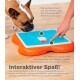 Interaktives Hundespielzeug mit einem blauen Schiebepuzzle auf einer orangefarbenen Basis, entworfen für Hunde, um Leckereien zu entdecken. Der Text lautet 'Interaktiver Spaß!'