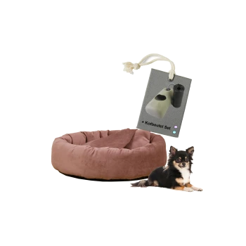 Ein plüschiges, rundes braunes Hundebett mit einem Etikett, auf dem "+ Kotbeutel Set" steht, wird neben einem kleinen schwarz-braunen Chihuahua-Hund präsentiert.
