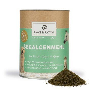 Dose mit Aufschrift 'PAWS & PATCH' und großem 'SEEALGENMEHL (für Hunde, Katzen & Pferde)'; grünes Etikett zeigt Hund, Katze, Pferd und einen Haufen Seetangpulver.