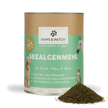 Dose mit Aufschrift 'PAWS & PATCH' und großem 'SEEALGENMEHL (für Hunde, Katzen & Pferde)'; grünes Etikett zeigt Hund, Katze, Pferd und einen Haufen Seetangpulver.