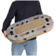 Eine Person hält ein großes, ovales Katzenkratzbrett mit einer strukturierten Oberfläche und mehreren Ausschnitten, das für das Spiel von Haustieren konzipiert ist.