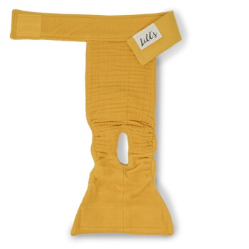 Ein gelbes Haustiergeschirr mit strukturiertem Design, mit einem Etikett, das "Lil's" liest. Das Geschirr hat Öffnungen für die Beine des Haustieres und einen sicheren Riemen.