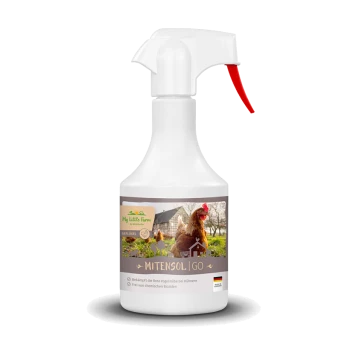 Eine weiße Sprühflasche mit der Aufschrift "MITENSOL | GO" und einer roten Düse, entwickelt zur Bekämpfung von roten Vogelmilben bei Hühnern, vor einem Bauernhof-Hintergrund.