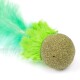 Grünes gefiedertes Katzenspielzeug mit einem runden, strukturierten Ball aus natürlichen Materialien, entworfen für spielerisches Engagement.