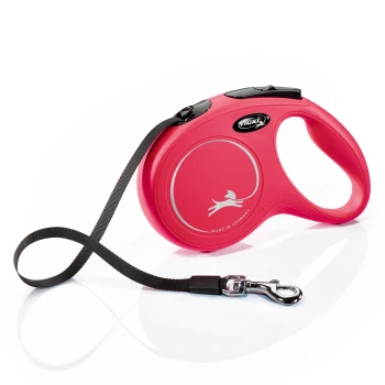 Eine leuchtend pinke ausziehbare Hundeleine mit einem schwarzen Riemen und einem silbernen Clip, mit einem Logo und dem Text "MADE IN GERMANY."