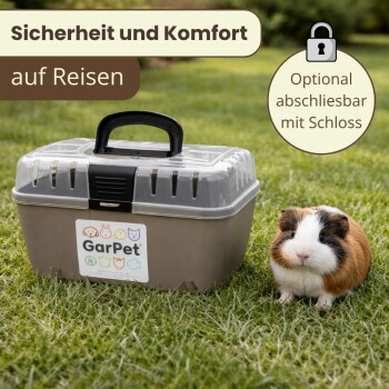 GarPet-Reisetransportbox auf Gras neben einem Meerschweinchen; deutscher Text: 'Sicherheit und Komfort auf Reisen' und 'abschliessbar'.
