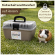 GarPet-Reisetransportbox auf Gras neben einem Meerschweinchen; deutscher Text: 'Sicherheit und Komfort auf Reisen' und 'abschliessbar'.