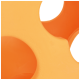 Nahaufnahme eines leuchtend orangefarbenen Hundespiels mit mehreren Löchern, entworfen zum Kauen und Spielen.