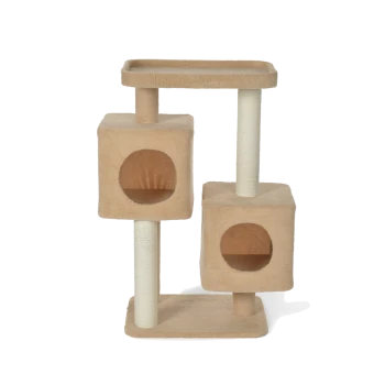 Arbre à chat beige recouvert de moquette avec deux cachettes en cube, deux poteaux à griffer enroulés de sisal et un perchoir supérieur sur fond transparent.