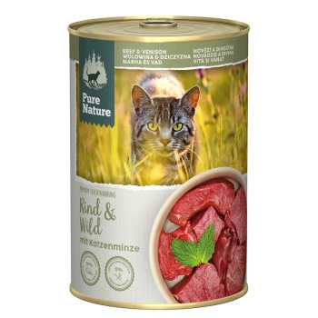 Adult 6 x 400g Rind und Wild Hundefutterdose mit einer getigerten Katze auf Gras, Schüssel mit rohem Fleisch und Text: "Pure Nature, Rind & Wild, Rind & Wild mit Katzenminze."