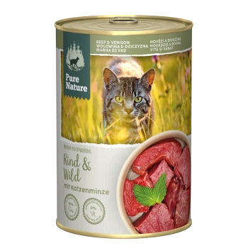 Hondenvoerblik met een tabby op gras, kom met rauw vlees, en tekst: "Pure Nature, Beef & Venison, Rind & Wild mit Katzenminze."