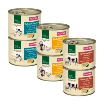 Blikken van Real Nature huisdiervoeding met smaken zoals kip met garnalen, kalkoen met walnoten en lam met rundvlees, gelabeld 'Volwassen' en 'Origineel.'