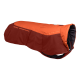 Eine rot-orange Hundejacke von Ruffwear, entworfen für Wärme und Komfort, mit einem schlanken Design und einer Kragenöffnung.