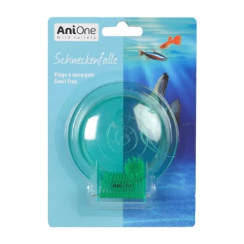 Piège à escargots Un piège à escargots teal emballé avec un fond aquatique bleu présentant des poissons, étiqueté "Schneckenfalle" et "Snail Trap" par AniOne.