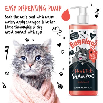 Eine nasse Katze, die in ein pinkes Handtuch gewickelt ist und in die Kamera schaut, neben einer Flasche Bugalugs Floh- und Zecken-Shampoo mit leicht dosierbarem Pumpkopf.