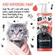 Eine nasse Katze, die in ein pinkes Handtuch gewickelt ist und in die Kamera schaut, neben einer Flasche Bugalugs Floh- und Zecken-Shampoo mit leicht dosierbarem Pumpkopf.