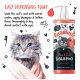 Eine nasse Katze, die in ein pinkes Handtuch gewickelt ist und in die Kamera schaut, neben einer Flasche Bugalugs Floh- und Zecken-Shampoo mit leicht dosierbarem Pumpkopf.