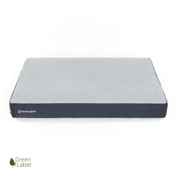 Grau Haustierbett mit einem marineblauen Rand, mit dem Logo "Doctor Bark" und einem "Green Label"-Symbol in der unteren linken Ecke.