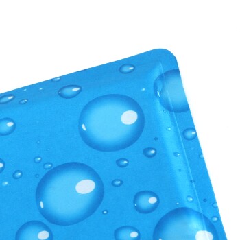 Blaue Verpackung mit einem Wassertropfen-Design, das verschiedene Größen von glänzenden blauen Blasen auf einem hellblauen Hintergrund zeigt.