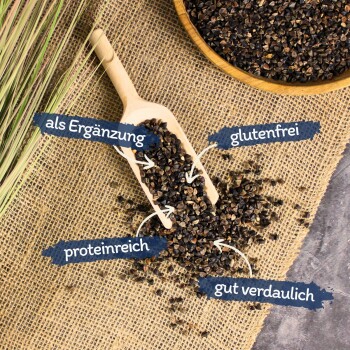 Eine Holzschaufel mit schwarzen Samen auf Jute, mit verstreuten Samen und Etiketten: "als Ergänzung", "glutenfrei", "reich an Protein", "leicht verdaulich."