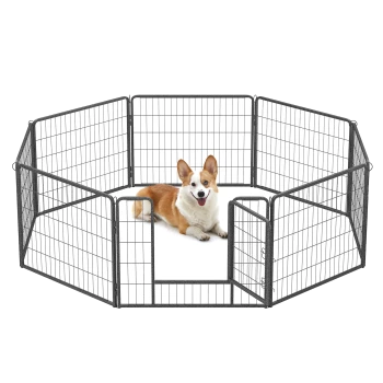 Ein glücklicher Corgi sitzt in einem schwarzen Metall-Haustierspielbereich, der achteckig mit einer Tür ist, auf einem weißen Hintergrund.