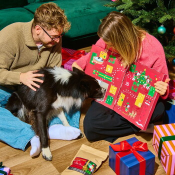 Adventskalender für Hunde mit 25 hochwertigen Leckereien, mit detaillierten Zutaten- und Nährwertinformationen auf der Rückseite.