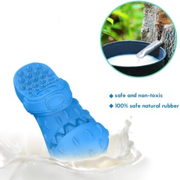 Blaues Gummispielzeug für Haustiere mit strukturierter Oberfläche, beschriftet mit "sicher und ungiftig" und "100 % sicheres Naturgummi", umgeben von einem Milchspritzer.