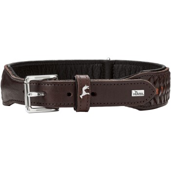 Brauner Lederhundehalsband mit einem geflochtenen Design, silberner Schnalle und einem kleinen Logo mit einer Hundesilhouette.