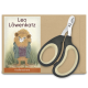 Ein Paar Haustier-Nagelschneider liegt neben einer Verpackung mit einem Cartoon-Löwen namens Leo Löwenkatz, beschriftet mit "Krallenschere."