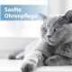 Eine entspannte graue Katze, die auf einer Fensterbank liegt, mit dem Text "Sanfte Ohrenpflege" in der oberen linken Ecke, der auf sanfte Ohrenpflege hinweist.